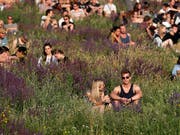 Festivalbesucher im Berliner Mauerpark. Ein neues Angebot für Touristen in der deutschen Hauptstadt sieht vor, dass Gäste dort putzen, wo andere feiern. (Bild: KEYSTONE/EPA/FELIPE TRUEBA)