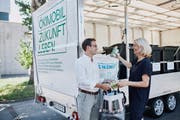 Der Chamer Gemeinderat Drin Alaj und die Zuger Stadträtin Eliane Birchmeier testen das neue Ökimobil. (Bild: PD)