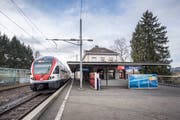 Beim Bahnhof Bruggen braucht es ab 2024 provisorische Verbesserungen bei der Erschliessung, weil die Frist zur Einhaltung des Behindertengleichstellungsgesetzes Ende 2023 abläuft, dieser Bahnhof aber erst bis 2026 saniert werden kann. An der Verbesserung der Fahrplansituation wird hier ebenfalls gearbeitet. (Bild: Urs Bucher - 26. Januar 2018)
