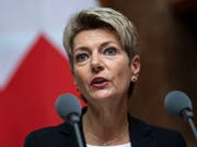 Justizministerin Karin Keller-Sutter wird sich im Ständerat gegen neue Haftungsregeln für Unternehmen einsetzen. Konzerne sollen nicht haften, wenn ihre Tochtergesellschaften im Ausland Menschenrechte oder Umweltstandards verletzen. (Bild: KEYSTONE/PETER SCHNEIDER)