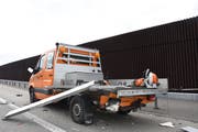 Der Lieferwagen des Strassenunterhalts wurde stark beschädigt. (Bild: Kapo SG)