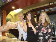 Champagnerlaune in der Bar, in der das Rekord-Los gekauft wurde. (Bild: KEYSTONE/EPA ANSA/LAURA GOZZINI)