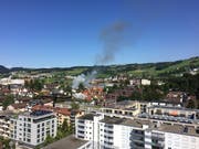 Die Rauchsäule ist von weit her zu sehen. (Leserbild: Miryam Huber, Zug, 14. August 2019)