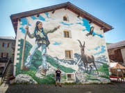 In Bivio im Kanton Graubünden ist am Wochenende ist das erste alpine Art Graffiti des Zürcher Künstlers Redl eingeweiht worden. Ein einheimisches Mädchen stand Modell. (Bild: Keystone)