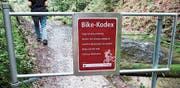 Unvernünftige Biker gefährden auf dem Klusbachweg oft Wanderer. Deshalb gibt’s neu eine Sperre mit Sicherheitshinweisen. (Bild: egb)