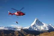 Die erhöhte Steinschlaggefahr am Matterhorn stellt auch die Air Zermatt vor Herausforderungen. (Bild: Air Zermatt)