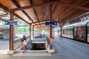 Den Bahnhof St.Fiden wollen die SBB bis Ende 2022/Anfang 2023 sanieren. Dafür müssen unter anderem die Perrons angehoben und die Erschliessung durch Rampen, eventuell zusätzlich auch Lifte, verbessert werden. Insgesamt sollen 12 bis 15 Millionen Franken investiert werden. (Bild: Urs Bucher - 14. August 2019)