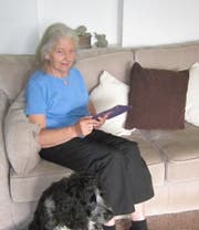Maureen Stephenson aus England liest auf ihrem E-Reader die Neuigkeiten zur Familie Ammann. (Bild: PD, 14. August 2019, Northumberland, Grossbritannien)