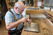 Für dieses Handwerk braucht es Feingefühl und das richtige Werkzeug. (Bild: Hanspeter Schiess)