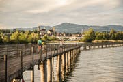Der Seedamm im Zürichsee verbindet Rapperswil im Kanton St.Gallen mit Pfäffikon im Kanton Schwyz. (Bild: swiss-image.ch/Andre Meier)