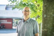 Patrik Fink vor der Kantonsschule, wo er als Lehrer arbeitet. (Bild: Andrea Stalder)