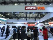 Lenovo profitiert davon, dass in den USA mit Blick auf drohende Schutzzölle derzeit mehr PCs verkauft werden. Im Bild: Stand von Lenovo am Mobile World Congress in Shanghai im Juni dieses Jahres. (Bild: KEYSTONE/EPA COSTFOTO/LONG WEI)