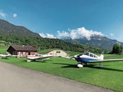 Mit dieser Cessna 182 (links) und der Piper PA 28 geht die Fluggruppe Sarnen-Kägiswil in die Luft - heuer bis nach Kaliningrad. (Bild: PD)