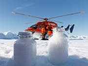 Wissenschaftler des Alfred-Wegener-Instituts nutzen die Bordhelikopter des Forschungseisbrechers Polarstern, um Schneeproben auf dem Meereis zu nehmen. Selbst in der Arktis enthält der Schnee Mikroplastik. (Bild: Mine Tekman, Alfred-Wegener-Institut)