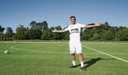 Vincenzo Maiorana posiert auf dem Sportplatz Burgerfeld mit dem Cup-Dress, das Calcio Kreuzlingen am Sonntag tragen wird. (Bild: Mario Gaccioli)