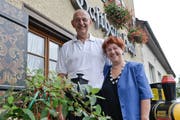 Sie sagen Adieu: Das Wirtepaar Hans-Rudolf und Brigitte Dietrich vor dem Gasthaus Hecht. (Bild: Donato Caspari)