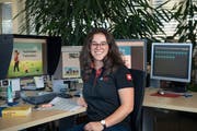 Die World-Skills-Teilnehmerin Ilona Züst an ihrem Arbeitsplatz bei der AVD Goldach AG. (Bild:Ralph Ribi)