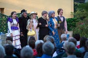 Perücken, fantasievolle Kostüme und manchmal schrille Farbkombinationen zusammen mit Musik, Tanz und Gesang machen den Operettensommer aus. (Bild: Maria Schmid, Zug, 14. August 2019)