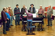 WDer Männerchor Frohsinn mit Präsident Walter Knill (2. v. r.) bei den Proben für ihre letzte Unterhaltung im Jahr 2015. (Bild: Reto Martin)