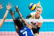 Der Schweizer Teamcaptain Laura Künzler punktet am Netz. (Bild: Jean-Christophe Bott/Keystone, 6. September 2018 in Montreux)