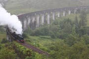 Im Film fährt Harry Potter mit dem Hogwarts Express. Seine Fans tuckern im «Jacobite Steam Train» über das Glenfinnan-Viadukt. Bild: David Coulin