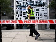 Vor den Gebäude des britischen Innenministeriums in London ist ein Mann mit einem Messer schwer verletzt worden. (Bild: KEYSTONE/EPA/ANDY RAIN)