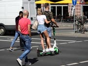 E-Scooter sind in Mailand in Fussgängerzonen und auf Radwegen vorläufig untersagt. (Bild: KEYSTONE/EPA/ARMANDO BABANI)