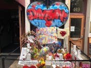 Die Menschen gedenken vor einem Nachtclub in Dayton, Ohio, der Opfer des Anschlags vom 4. August, bei dem ein Attentäter neun Personen tötete. (Bild: Keystone/AP/DAN SEWELL)