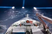 Das Forschungsboot «Polarstern» steuert in der Nacht durch das Eis. (Bild: Alfred-Wegener-Institut/Stefan Hendricks, 2012, Arktis)