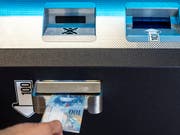 Bitcoins können derzeit einiuges günstiger erstanden werden als noch vor wenigen Tagen. Im Bild: Ein Bitcoin-Automat in Zug, fotografiert im September 2018. (Bild: KEYSTONE/ALEXANDRA WEY)
