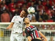 Berkay Sülüngöz steigt höher als der Frankfurter Dejan Joveljic (Bild: KEYSTONE/EPA/ARMANDO BABANI)