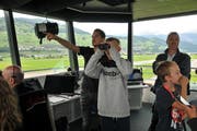 Schüler besuchen mit dem Nidwaldner Ferienpass die Segelfluggruppe Nidwalden auf dem Flugplatz Buochs. Hier im Tower auf dem Flugplatz Buochs. (Bild: Matthias Piazza, (Buochs, 13. August 2019)
