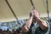 Martin Grab erfrischt sich beim 98. Zuger Kantonalen Schwingfest am Sonntag, 30. April 2017, in Baar. (Bild: KEYSTONE/Alexandra Wey)