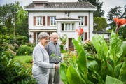 Heidi und Heinrich Früh begutachten in ihrem Garten eine Calla, auch Drachenwurz genannt. (Bilder: Reto Martin)