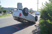 Bei der Kollision ist der weisse Mini auf's Dach gekippt. (Bild: Zuger Polizei, 14. August 2019)