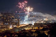 Private, nicht bewilligungspflichte Feuerwerkskörper explodieren an Silvester über der Stadt St.Gallen. Am kommenden Samstag, 21 bis 22 Uhr, sind aus Anlass einer Feier auf dem Rosenberg professionelle Feuerwerker an der Arbeit. (Bild: Urs Jaudas - 1. Januar 2013)