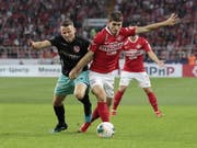 Stefan Glarner (links) im Duell mit Spartaks Selimchan Bakajew (Bild: KEYSTONE/EPA/SERGEI CHIRIKOV)