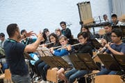 Jugendliche aus Peru und der Schweiz am Music Camp des Lucerne Festivals, hier im Pfarreisaal bei der Hofkirche. (Bild: Pius Amrein, 13. August 2019)