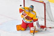 Der Bieler Torhüter Jonas Hiller pariert einen Schuss. (KEYSTONE/Juergen Staiger)