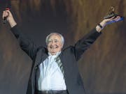 Sichtlich gerührt: Der Schweizer Filmemacher Fredi M. Murer wurde in Locarno für sein Lebenswerk geehrt. (Bild: KEYSTONE/URS FLUEELER)