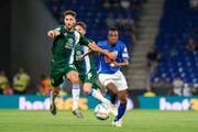 Auf verlorenem Posten: Ibrahima Ndiaye (rechts) versucht Didac Vila zu folgen.(Bild: Martin Meienberger/Freshfocus (Barcelona, 15. August 2019))