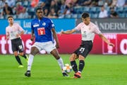 Espanyol-Supertechniker Marc Roca am vergangenen Donnerstag beim 3:0-Hinspielsieg der Spanier in der Swisspor-Arena. Luzerns Tsiy Ndenge kommt zu spät. (Bild: Martin Meienberger/Freshfocus, Luzern, 8. August 2019)