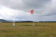 Rote Fahnen erinnern beim Schlachtfeld Culloden an die früheren Frontlinien. Bild: David Coulin