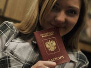 Russland hat bereits mehr als 20'000 Pässe an Ukrainer aus der von Separatisten kontrollierten Donbass-Region vergeben. (Bild: Keystone/AP/BELA SZANDELSZKY)