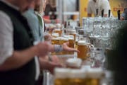 Nicht immer nehmen es die Betriebe beim Alkoholverkauf genau mit dem Geburtsdatum der Käufer. (Symbolbild: Pius Amrein)