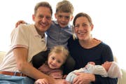 Nicola Spirig mit ihrem Ehemann Reto Hug und den drei Kindern. (Bild: ZVG)