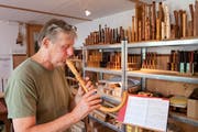 Christoph Trescher spielt in seinem Laden in Mogelsberg auf dem Krummhorn - ein Exot unter seinen Flöten. (Bild: Urs Bucher/TAGBLATT)