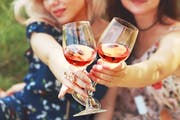 Je heisser der Sommer, desto mehr Rosé wird getrunken. Doch der frischfruchtige Wein passt auch zu Fondue. (Bild: shutterstock)