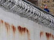 In der westdeutschen Stadt Bochum ist ein Häftling offenbar über die fünf Meter hohe Gefängnismauer geklettert. (Bild: KEYSTONE/AP/PATRICK SEMANSKY)