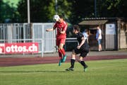 Nicola Schneuwly (links) mit einem wuchtigen Kopfball. Bild: Roger Grütter (Sursee, 1. Juni 2019)